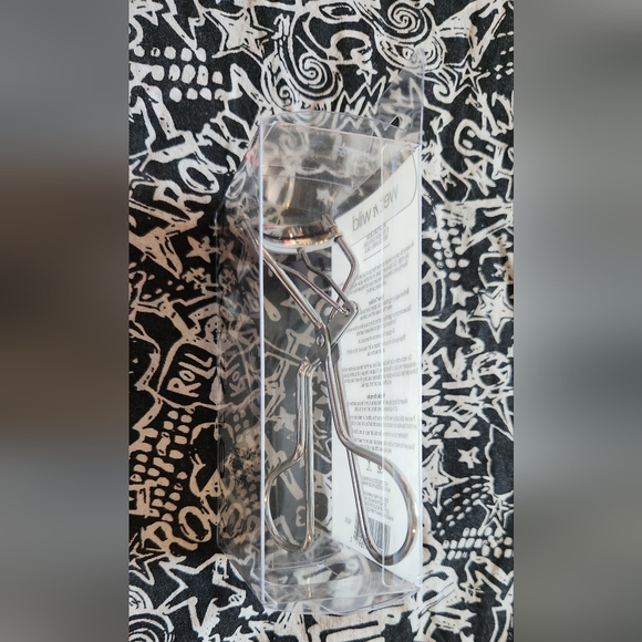 FREE Wet n Wild Eyelash Curler - Picture 2 of 3